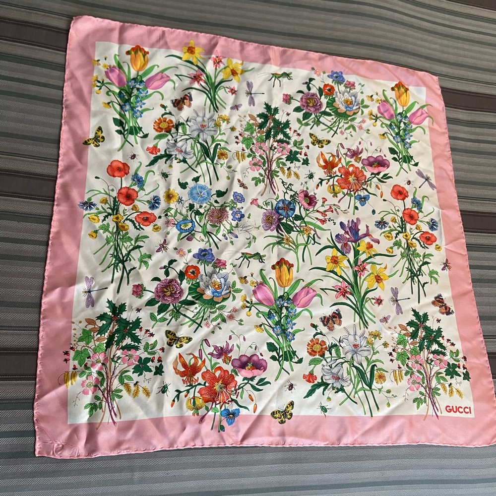 Authentic Gucci Vintage Iconic Flora Silk Square Scarf - Picture 7 of 14